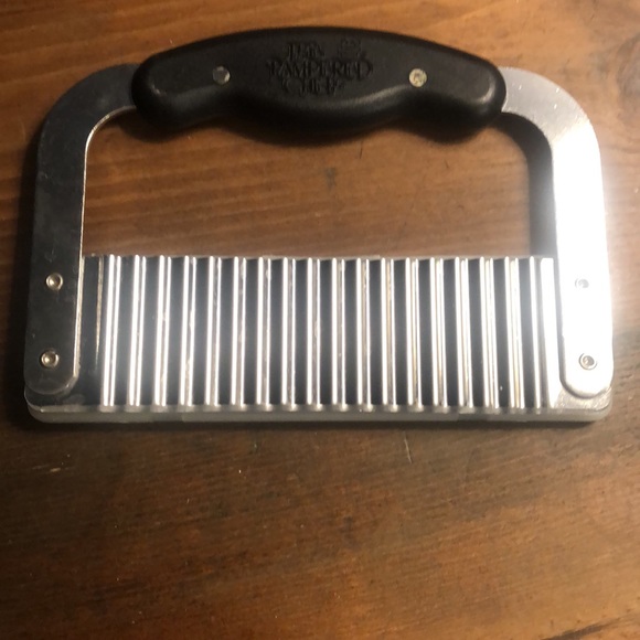 PAMPERED CHEF Crinkle Cut Garnisher Stainless Steel with Blade Cover - Picture 2 of 2